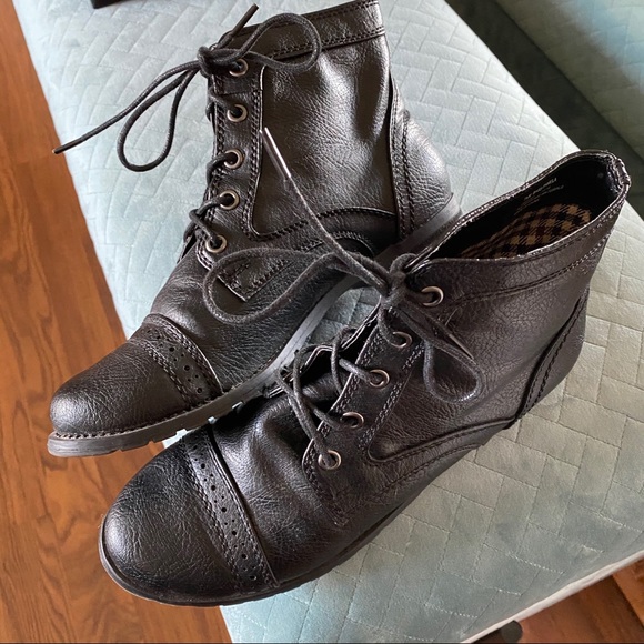 G.H. Bass & Co. Shoes - G. H. Bass size 7.5 black booties